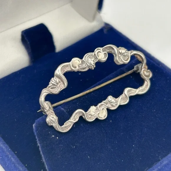 Antique Ribbon Silver Brooch​​ - Picture 6 of 7